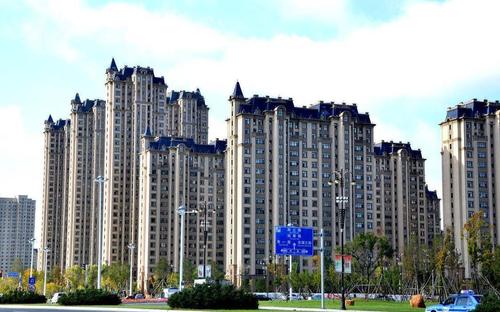 3建筑结构加固方案的确定一般来说,建筑结构加固方案不是唯一的,建筑